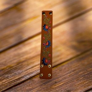 Brown embroidered bracelet